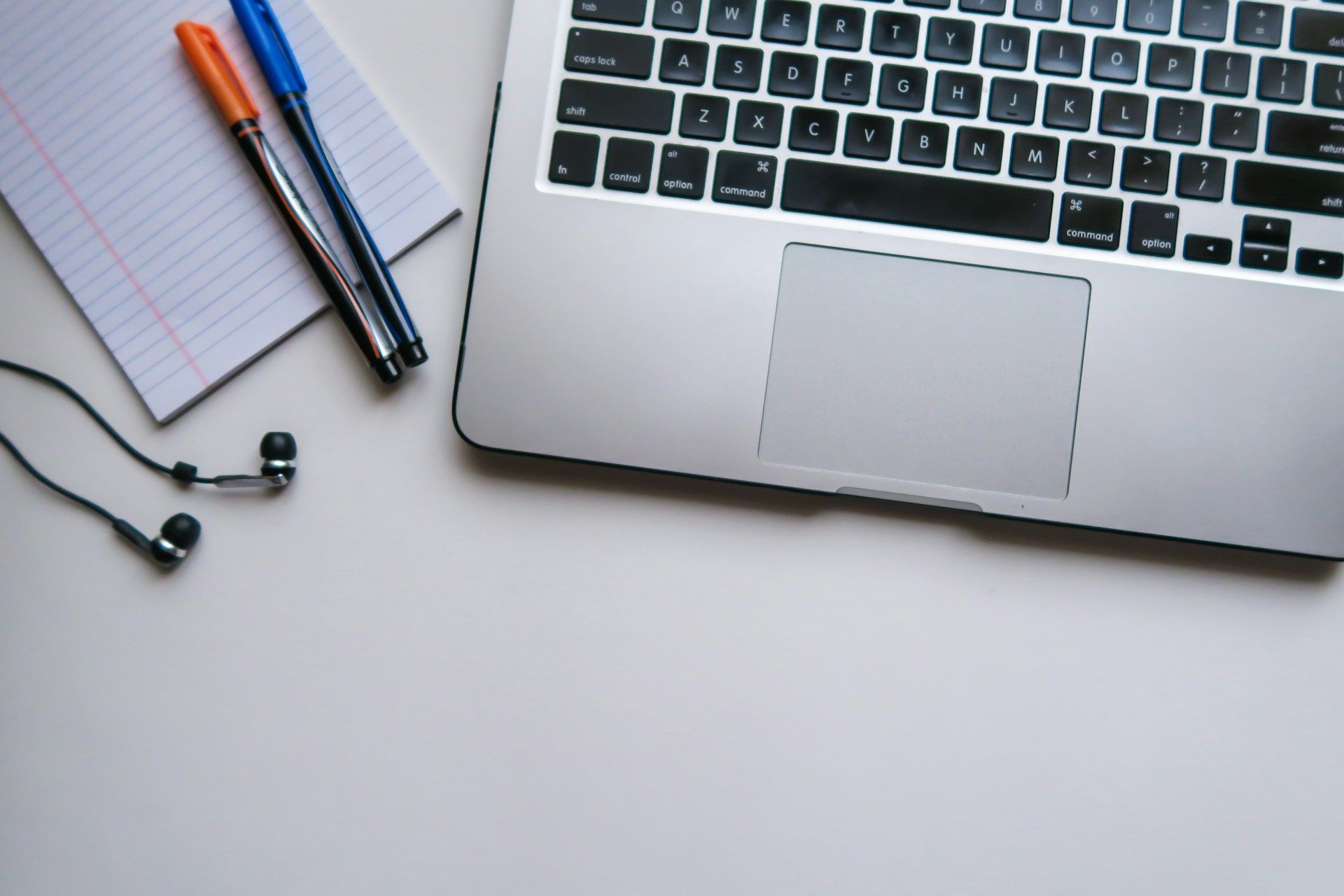 Captación de alumnos para academias de oposiciones: estudios online y media buying estratégico Ordenador portátil y cuaderno de estudios representando la captación de alumnos para academias de oposiciones online